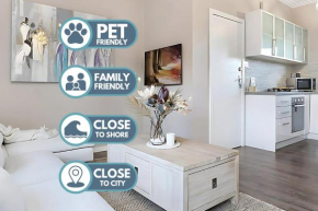 Luxe Newly Renovated 2 Bed Unit - WALK TO BEACH